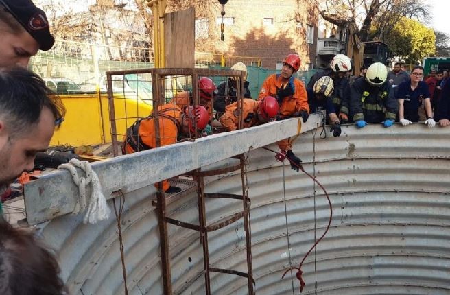 Intoxicación con gases: Cuatro operarios fueron rescatados de un pozo en Villa Ortúzar | Actualidad
