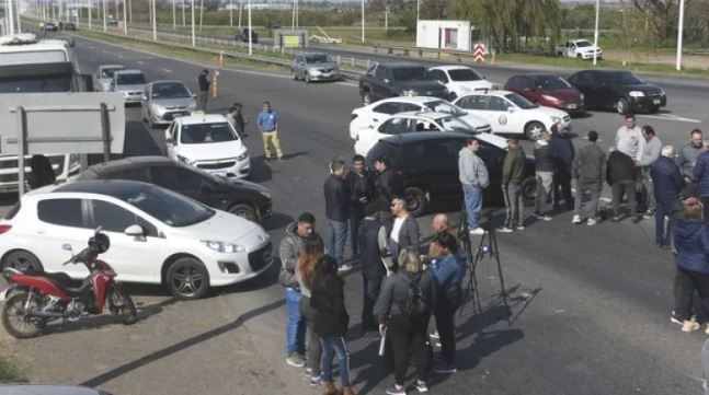 Tras el caso de una mujer baleada en la cara, cortaron la autopista Rosario-Santa Fe para exigir más seguridad | Actualidad