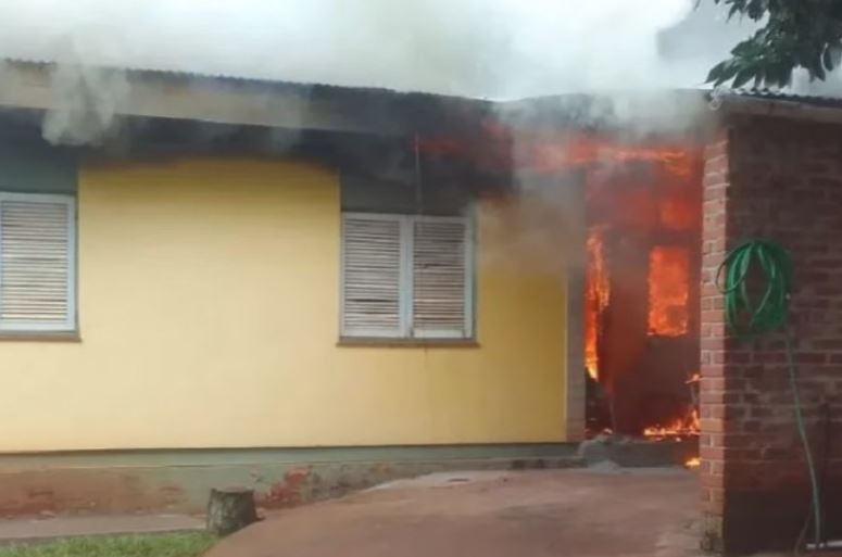 Encendió una vela por San Cayetanto y se le prendió fuego la casa | Actualidad