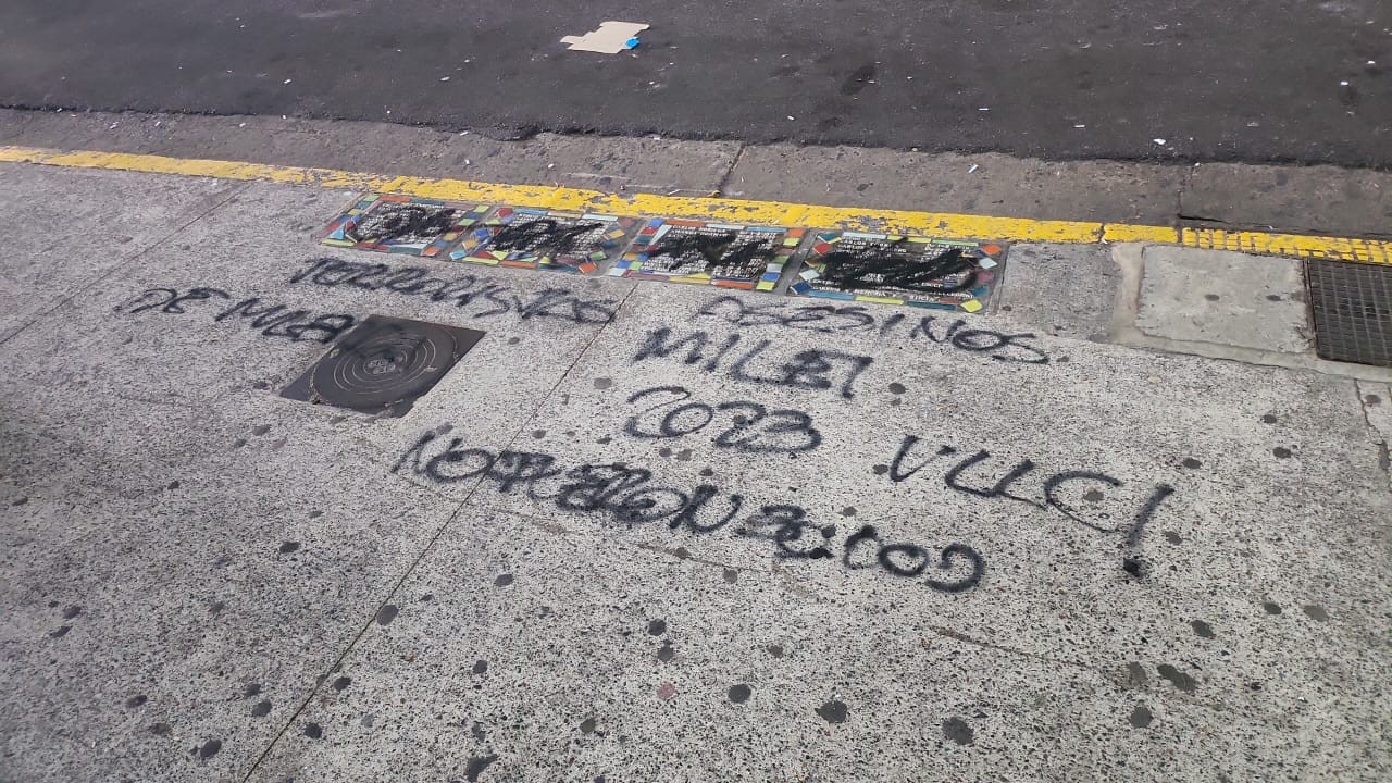 Vandalizaron placas recordatorias de estudiantes y profesores desaparecidos en escuelas porteñas | Actualidad