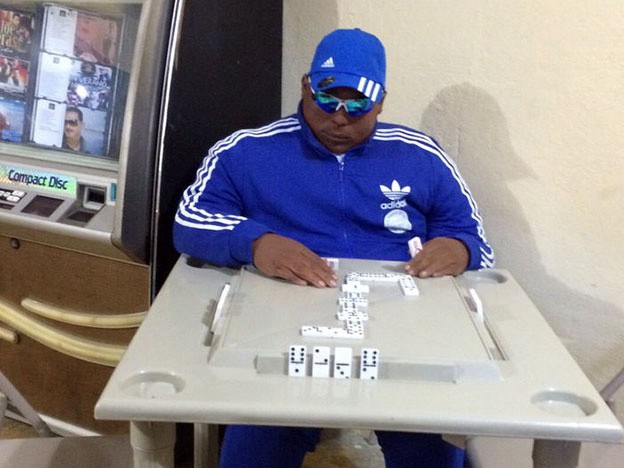 Puerto Rico: velaron a un hombre sentado en un bar jugando al Dominó | Curiosidades