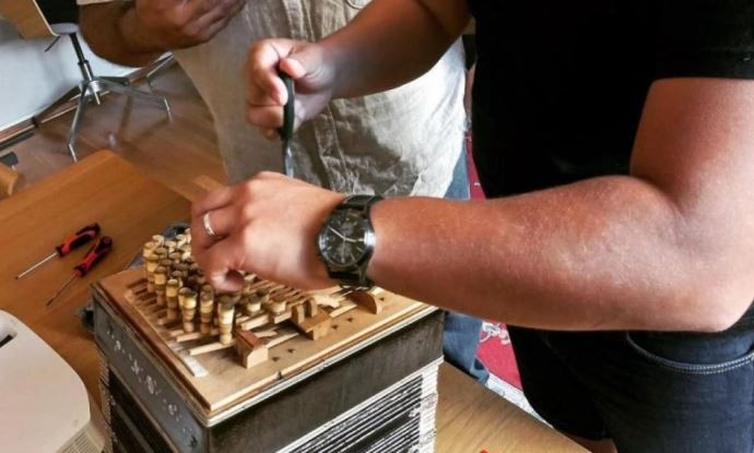 Recibieron un bandoneón para restaurar y se llevaron una sorpresa con lo que había adentro | Actualidad