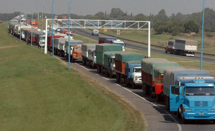 Un sector de los transportistas de carga iniciaron un paro por tiempo indeterminado | Política