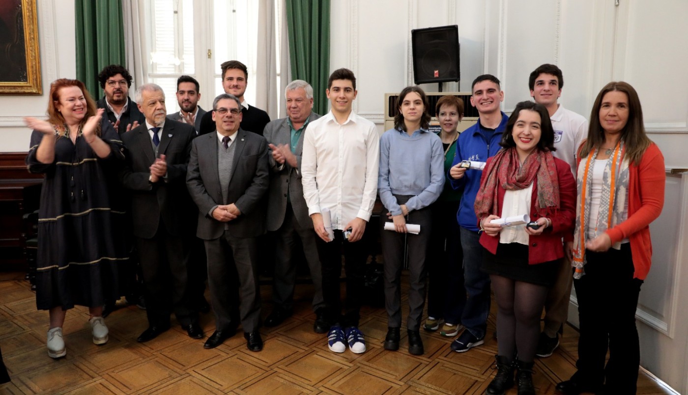 La UBA premió a estudiantes preuniversitarios que representan a Argentina en el exterior | Actualidad