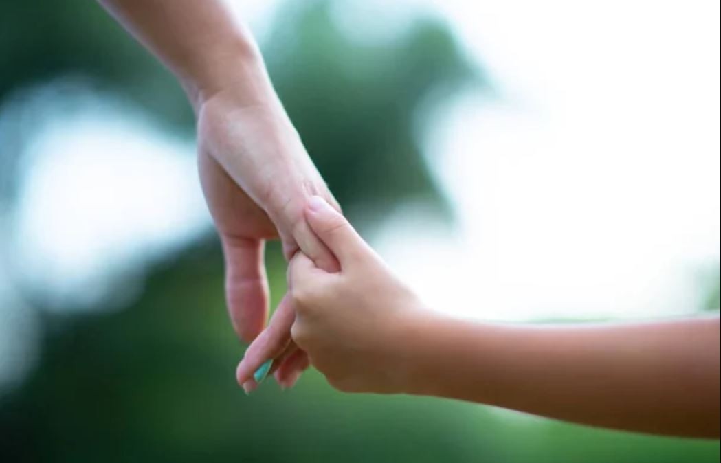 Fallo obliga a pagar cuota alimentaria a "padre solidario" que no es el biológico | Actualidad