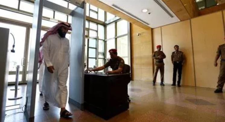 Un tribunal saudita condenó a muerte a un hombre por denunciar corrupción en redes sociales | Internacionales