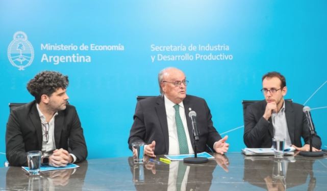 De Mendiguren dijo que se tomaron todas las medidas posibles para "no tener que devaluar 100%" | Economía