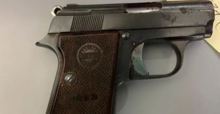 Donaron ropa a un geriátrico: entre las prendas había dos armas cargadas | Actualidad