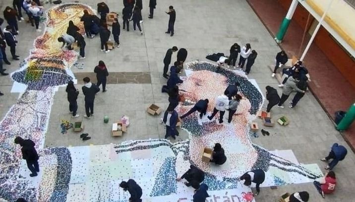 Estudiantes de un colegio secundario hicieron un mural de Messi con tapitas | Actualidad