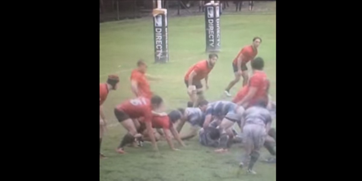 Tarjeta roja para el referí que le tiró una patada a un jugador y luego lo expulsó | Deportes