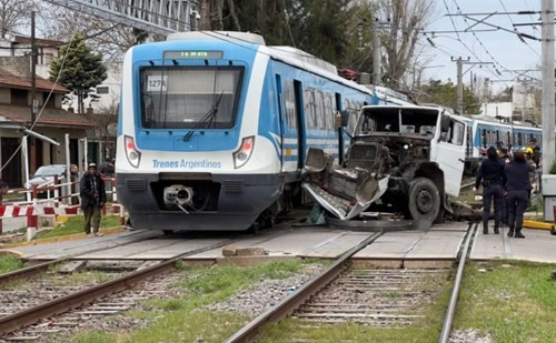 Suspenden la licencia del camionero que cruzó las barreras bajas y fue embestido por el tren Roca | Actualidad