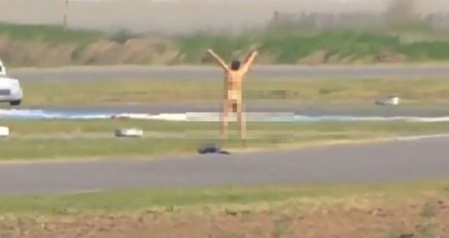 Insólito: un hombre se desnudó en medio de la pista en una carrera en Rafaela | Actualidad