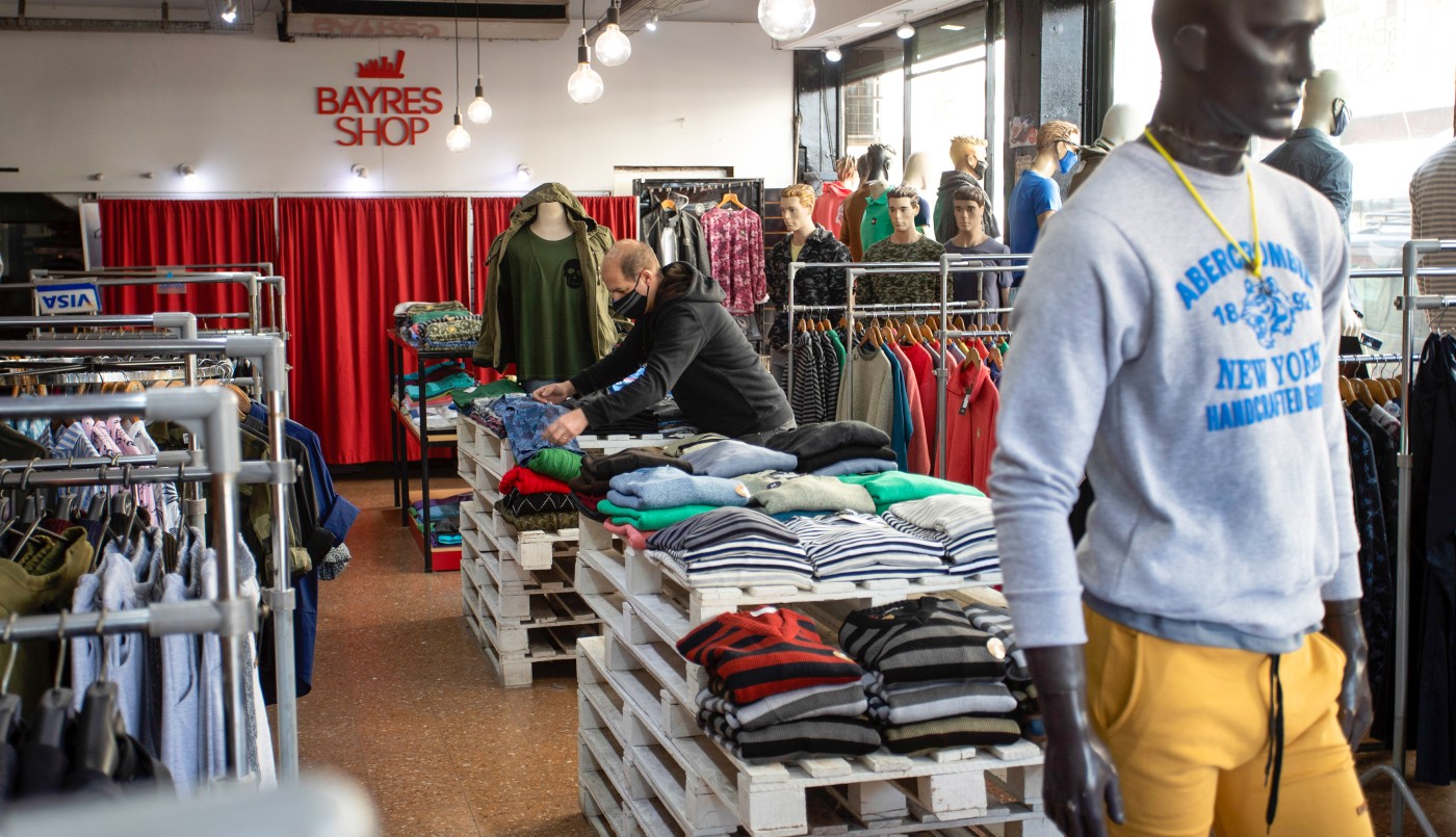 La devaluación y la inflación demolieron el consumo: cayeron indumentaria y calzado | Economía