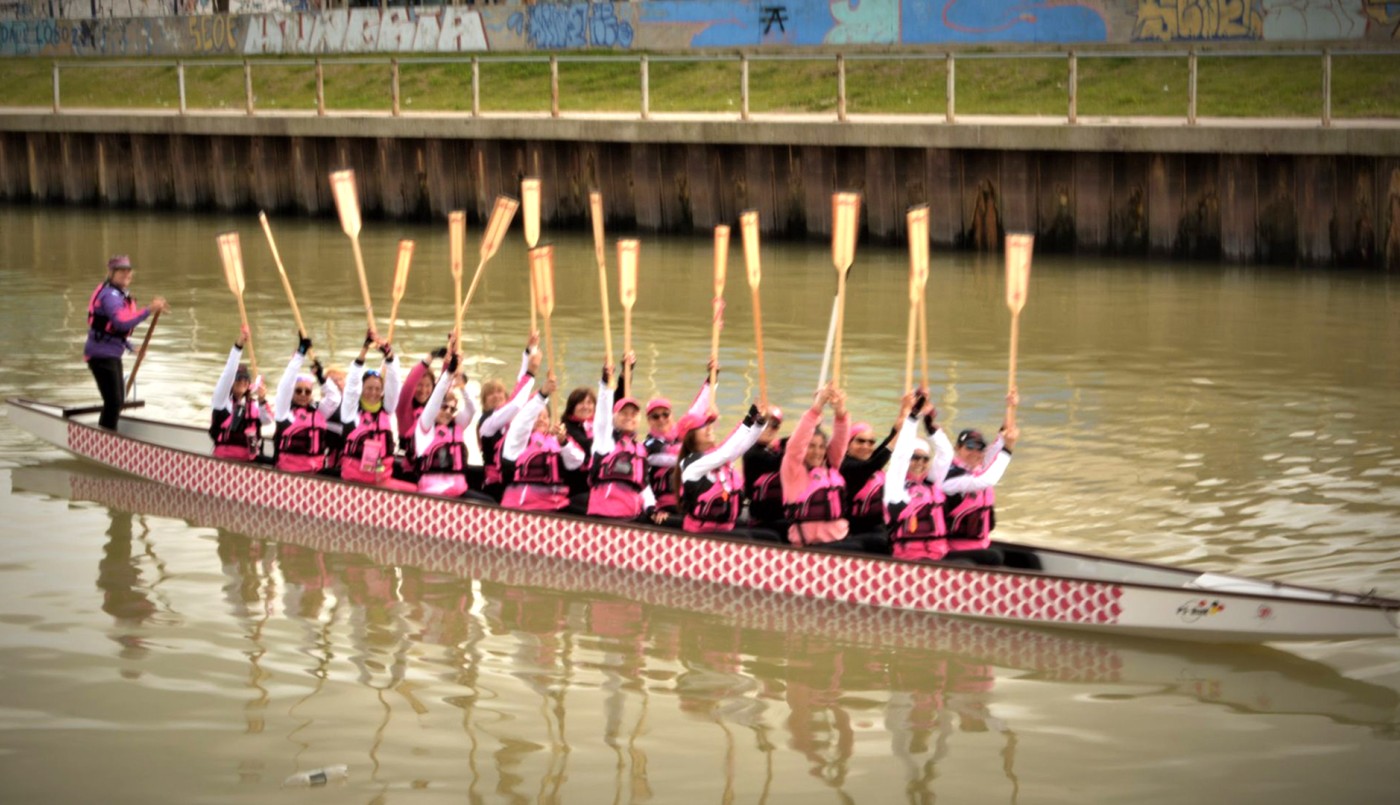 Unas 40 mil sobrevivientes de cáncer de mama en el mundo realizan remo en bote dragón | Actualidad