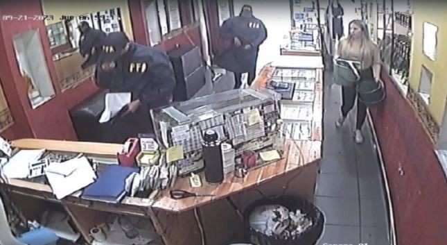 Simularon un allanamiento vestidos de policías federales y robaron en una joyería de San Justo | Actualidad