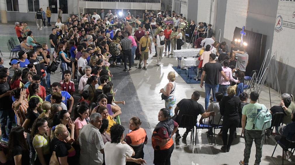 Multitudinario último adiós al músico "Huguito" Flores en Santiago del Estero | Espectáculos