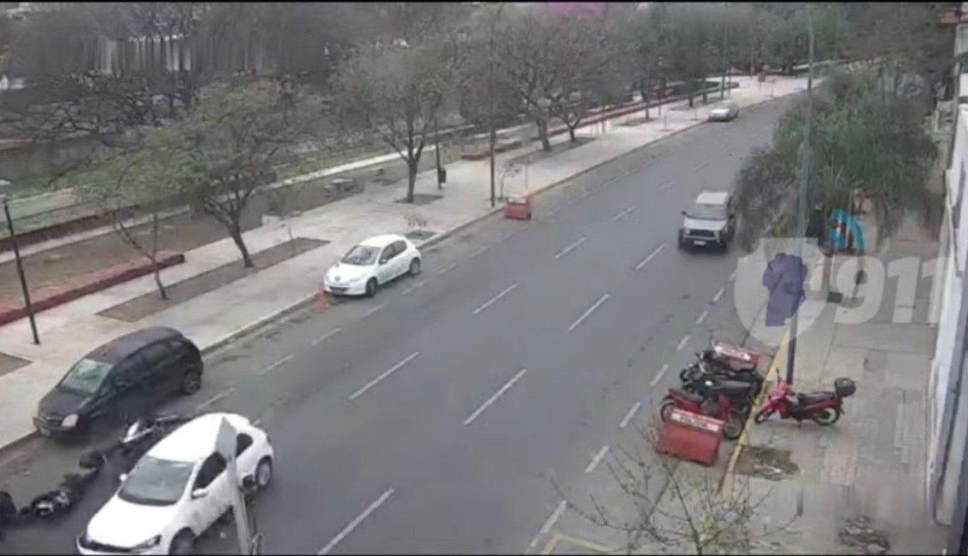 Impactante video: Un joven atropelló a dos policías motorizados en Córdoba | Actualidad