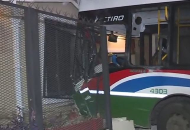 Un colectivo cruzó en rojo, chocó a un camión y se incrustó en una casa en Villa Lugano | Actualidad