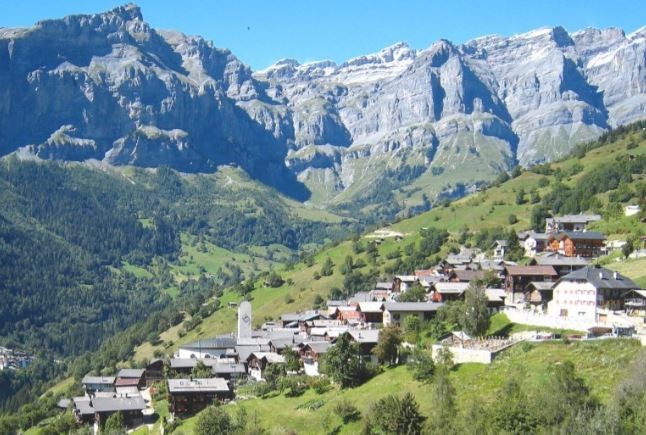 Vivir en Suiza: una pequeña aldea de montaña paga 70 mil euros para radicarse allí | Internacionales