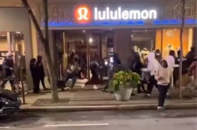 Robos en banda en EEUU: enmascarados asaltaron comercios y se enfrentaron a la Policía | Internacionales