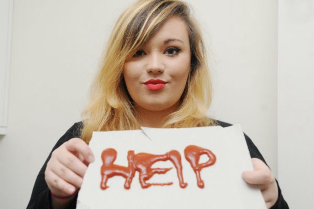 Empleada de "fast food" se quedó ocho horas encerrada en una heladera y escribió con ketchup para pedir ayuda | Curiosidades