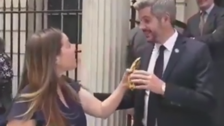 Escrache a Marcos Peña en Nueva York: una mujer le regaló una banana por "el gorila del año" | Política
