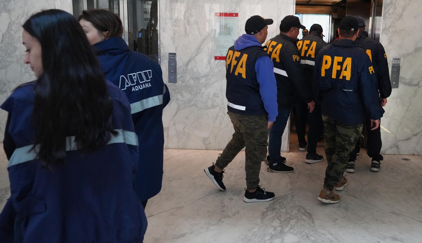 Allanan 18 bancos por fuga de dólares, en medio de la escalada del blue | Economía