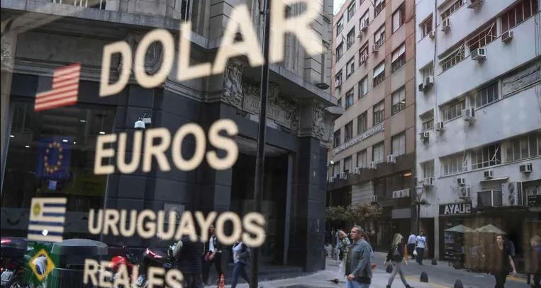 Salto del dólar blue: el Gobierno acusó a cuevas de "mover" el valor para perjudicarlo | Economía