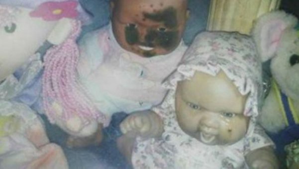 Afirman que una muñeca llora junto a la tumba de una niña | Curiosidades
