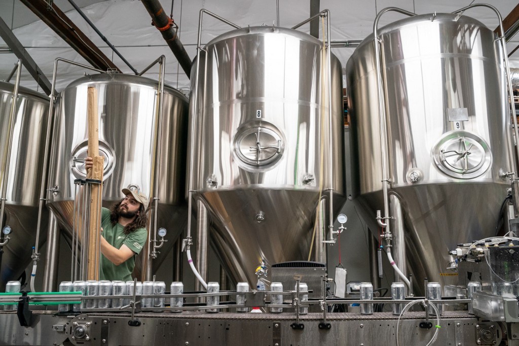 Fabrican cerveza con agua reciclada de duchas y lavarropas de un edificio | Internacionales