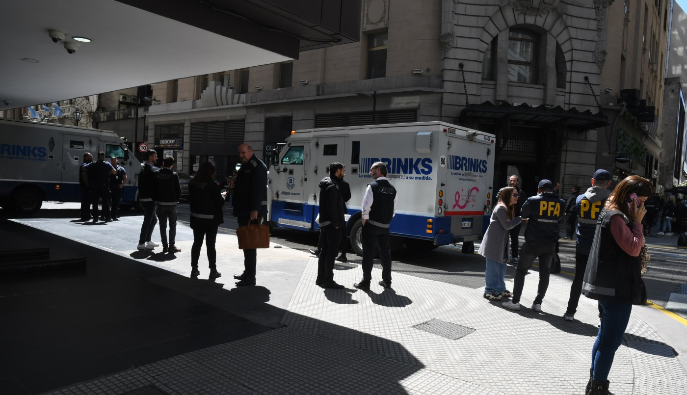 Nuevos allanamientos en la city porteña: el dólar blue baja de los $1000 | Economía