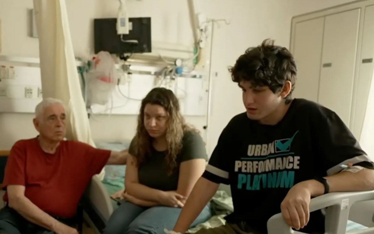 El dramático relato del adolescente que sobrevivió al ataque de Hamas escondido bajo el cadáver de su mamá: "Abrieron la puerta a tiros" | Internacionales