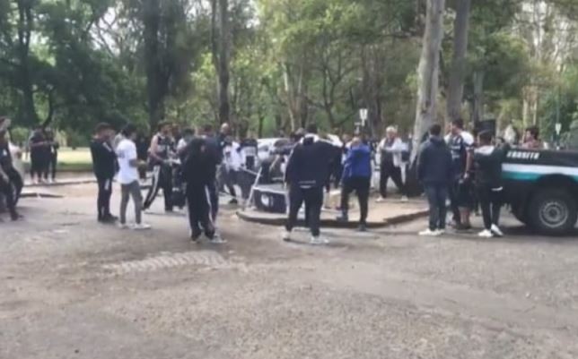 "Acá no queremos ningún león": hinchas de Gimnasia derribaron un puesto de La Libertad Avanza en el Bosque | Deportes