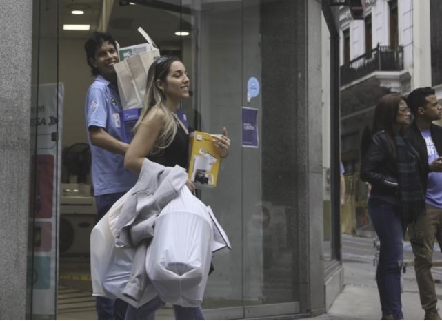 Largas filas en las casas de electrodomésticos para comprar productos antes de las elecciones | Actualidad