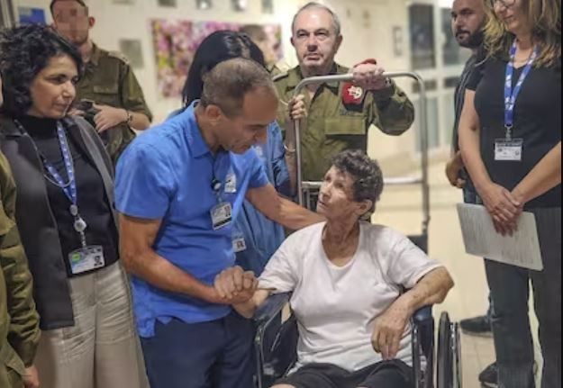 "Me golpearon en el camino", contó la israelí de 85 años liberada por Hamás | Internacionales