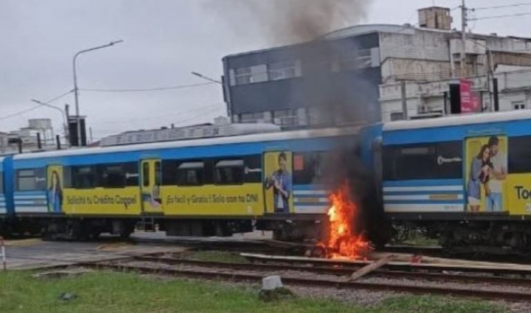 Motociclista quiso pasar con las barreras bajas, lo arrolló el tren y murió | Actualidad