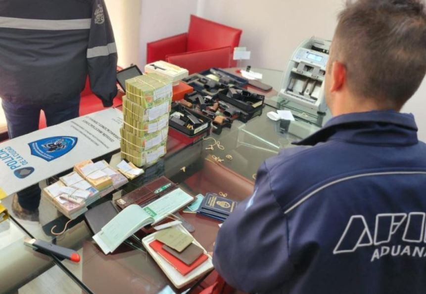 Armas, autos de alta gama y dólares en los allanamientos en propiedades del "Croata" | Actualidad