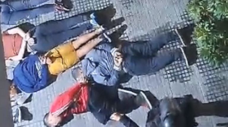 Una mujer intentó darle droga a un preso y la detuvieron: se produjo un motín y tomaron a un policía de rehén | Actualidad