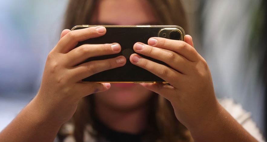 Psicólogo especialista en conducta suicida consideró que el uso de celular debe prohibirse hasta los 16 años | Actualidad