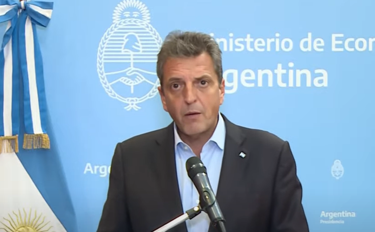 Massa anunció la suspensión de los impuestos que impactan en el precio de los combustibles | Economía