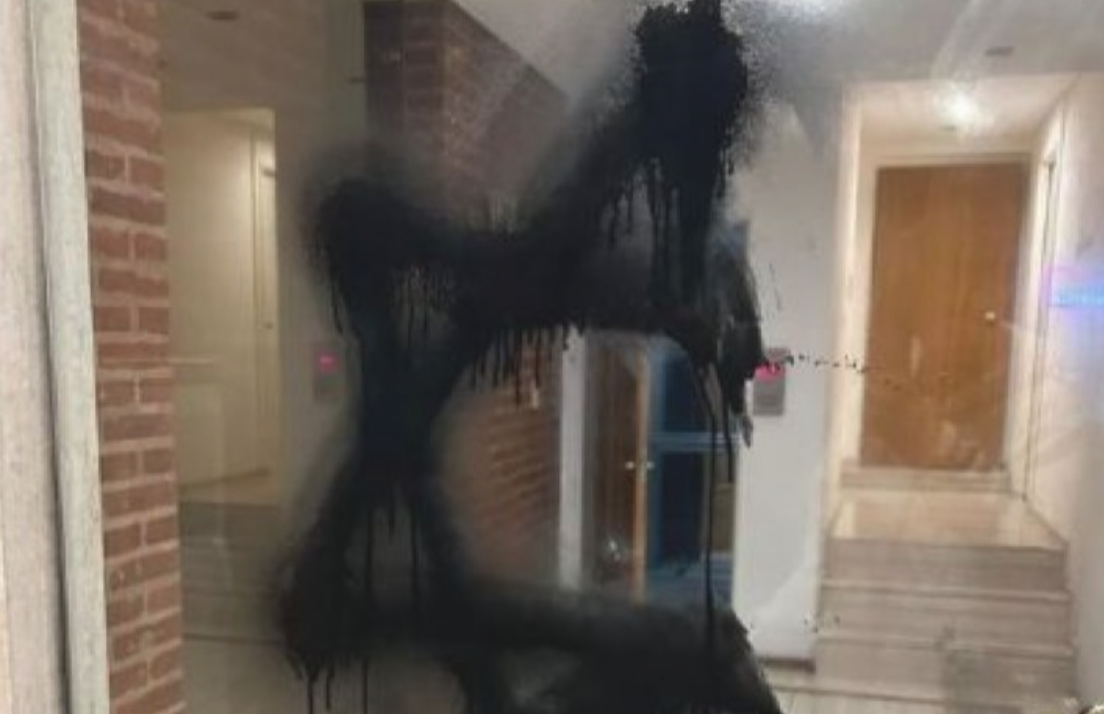 Dibujaron un símbolo contra la comunidad judía en la puerta de un edificio de Caballito | Actualidad