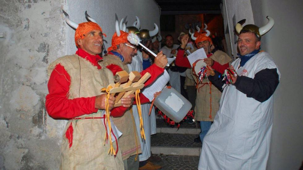 Infieles:  Un pueblo de Italia celebra hoy el “Día del Cornudo” | Curiosidades