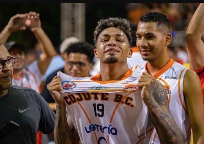 Anotó 100 puntos en un partido e igualó la marca histórica de Wilt Chamberlain | Deportes