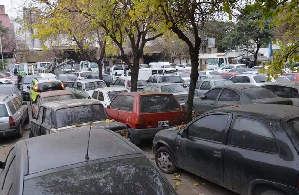 Córdoba: la grúa le llevó el auto y denuncia que apareció desmantelado | Actualidad