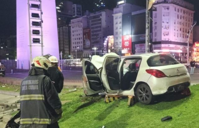 Chocó contra las vallas y se subió a la dársena del Obelisco: dos heridos | Actualidad