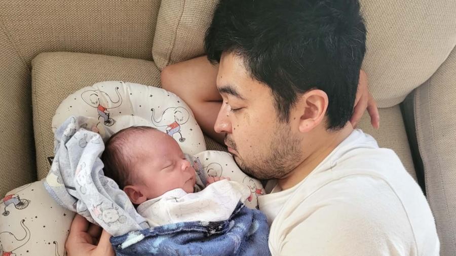 Tuvo un hijo por gestación subrogada, quiso tomarse licencia por nacimiento y lo echaron | Actualidad