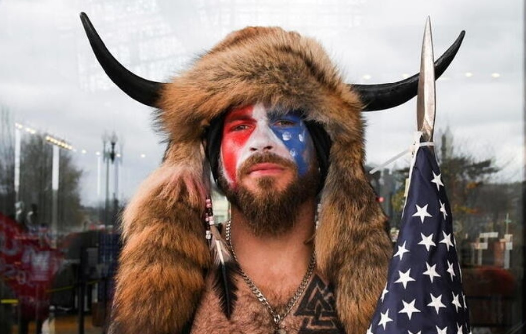 EE.UU: fue ícono de la invasión al Capitolio y ahora se postula para el Congreso | Internacionales