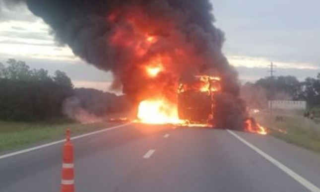 Corte total en Ruta 9 por el incendio de un micro | Actualidad