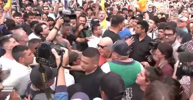 Militantes de La Libertad Avanza y Unión por la Patria se cruzaron en un acto de Milei en Ezeiza | Política