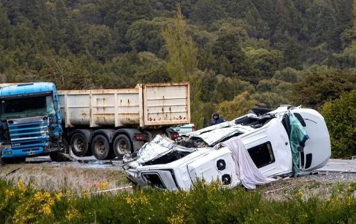 Murió el chofer de la combi y son siete los fallecidos por el choque contra un camión en la Ruta 40 | Actualidad